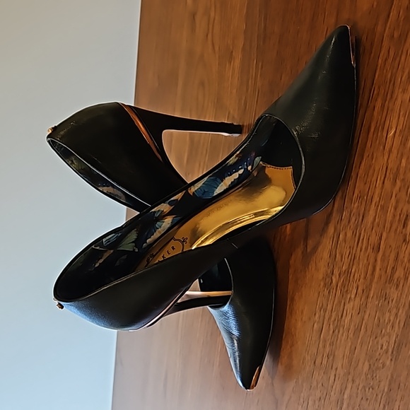 Ted Baker Black Pumps with Rose Gold Details - Picture 5 of 8